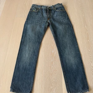 Jacob cohen - Riktigt snygga och populära Jacob Cohen jeans i modell 688 slim fit, storlek 32 hör av er för frågor eller funderingar 