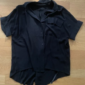 Skjorta 🖤🖤🖤 - Kortärmad skjorta i storlek XS. Aldrig använd 🖤🪩