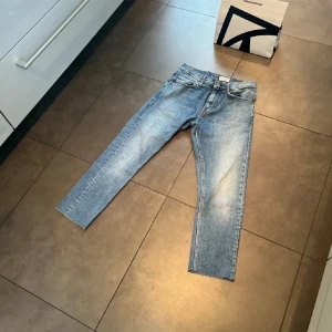 Tiger of Sweden 👖 - Hej, säljer dessa riktigt feta Tiger of Sweden jeansen | stolek 29/32 förkortade | skick 8/10 | modell pistolero slim | Släng iväg ett dm för frågor! 🙌🍾" 😊👖