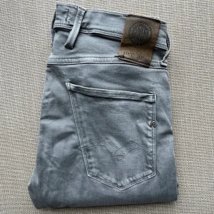 Replay anbass hyperflex - Hej! Säljer nu dessa Replay anbass hyperflex i en otroligt snygg och populär färg! | Storlek: 29/32 | Skick: 9/10 | Nypris = 200k0kr, mitt pris, 599kr