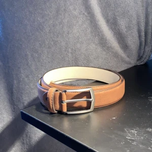 Mocka bälte - Snyggt mocka bälte, helt nytt bälte som är oanvänt. Det är äkta mocka och 10/10 i kvalitet och skick. Hör av er om ni har några frågor!