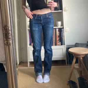 Jeans marinblå💙 - Marinblå jeans från Madras A.P.C., något urtvättad look. Väl använda, syns lite i tyget men rätt charmigt.  Jättesköna! Söt knapp detalj vid midjan.  Kan mötas upp i Sthlm annars står köparen för frakt❣️