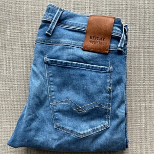 Replay Anbass Hyperflex - Hej! Säljer nu dessa Replay anbass hyperflex i denna populär färg! | Storlek: 32/32 | Skick: 9/10 | Nypris = 2000kr, mitt pris, 599kr