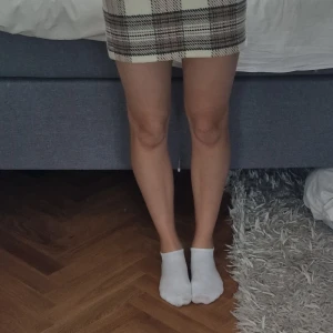 Ullkjol - Hej! Jag säljer denna fina ullkjol eftersom den inte kommer till användning. Den har en dragkedja på vänster sida.