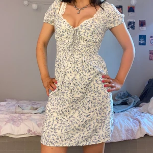 Blommig klänning - Jättesöt klänning perfekt till sommaren. Jättebra skick, endast använd en gång💓