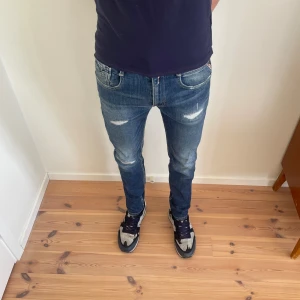 Replay Anbass  - Säljer mina riktigt snygga Replay Anbass jeans med rätt softa rips. Dessutom är konditionen på jeansen riktigt bra. Tveka inte om du har några frågor eller funderingar. Mvh