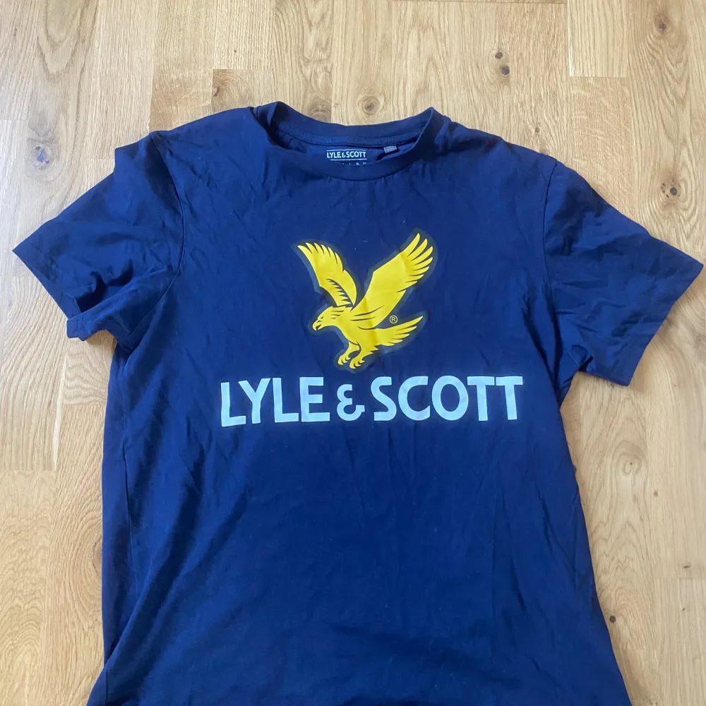 Säljer tre olika färger av skitsnygga Lyle n scott t shirtsen!  |250kr st|650kr för alla tre|. T-shirts.