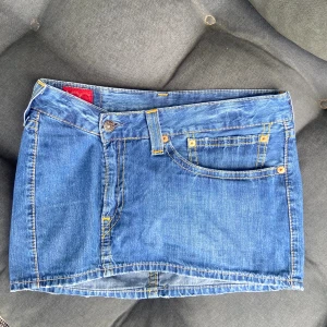 Levis minikjol  - Minikjol från Levis! Lågmidjad i en kort modell. Jättefint skick! Lot 964 på kjolen. 
