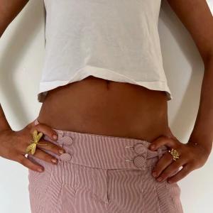 Lågmäld shorts - Ett par randiga Lågmidjade shorts från top shop med super fina knappar där fram, storlek s passar också xs!💕