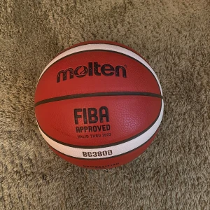 Molten. Basketboll  - Basketboll från molten. Storlek 7. Använd några enstaka gånger. Modellen är BG3800
