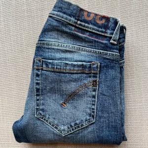 Dondup George Jeans - Tja ! Säljer nu dessa sjukt snygga dondup jeans som är perfekta till våren och sommaren | Trendigaste jeansen på marknaden! | Storlek 30 | Skick: 9/10 | Ny pris: 3600 kr, Säljs för 899kr