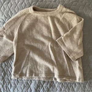 Stickad T-shirt  - Super fin stickad T-shirt i storek s, köpt på zalando men märket är Peppercorn💗