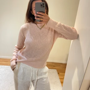 Stickad tröja - Sååå fin rosa stickad tröja i fint skick💕💕 