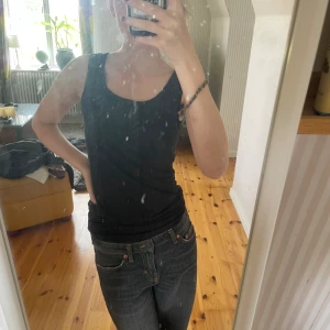 Svart linne - Ett basic svart linne från bik bok! Det är ganska långt men går att ”vika upp” så att det blir kort som man ser på bild 1 & 3. Jag är 162  för referens.
