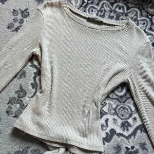Tröja  - Beige tröja med knytning baktill <3 