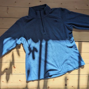 The North Face fleece kofta - Andrahand-fleece från The North Face!  I brukat men gott skick som man ser på fleecetyget.  Storlek S!