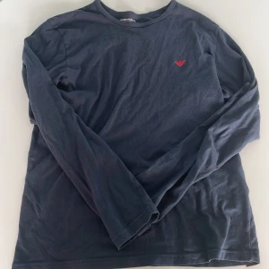 Armani Tröja - Mörkblå Emporio Armani tröja underwear: Säljs för 450, priset kan diskuteras, Storlek S och vill bli av med den. 