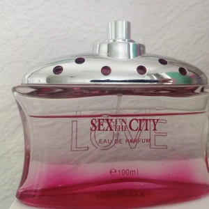 Parfym  - Säljer en "sex in the city" parfym. Luktar super gott. Ca 90% kvar. 100ml flaska. Original pris är 450kr. Jag säljer den för 250kr + frakt! (Korken fattas) 