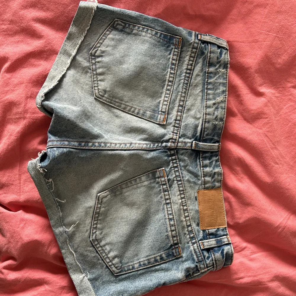 Super cute and vintage shorts, mid/low rise in a size W25. Shorts.