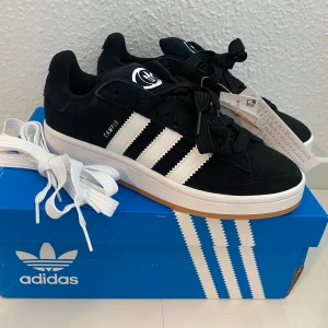 Nya svarta Adidas Campus 00s -storlek 38 - Adidas Originals Campus 00 s j Storlek: 38 Färg: Core Black / Cloud White / Cloud White Ingår även vita skosnören. Kommer ej från någon massbeställning från utomlands. Köpta här i Sverige och därmed garanterat äkta. 