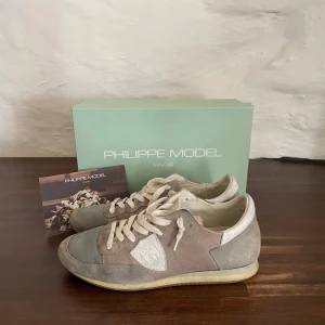 Philippe Model  - Model TRPZ, vit/beige/gråa. Otroligt bekväma och praktiska då de är trainers. Bra skick, 8/10😇, det är storlek 40 men passar även större storlekar (små i storlekarna).Original box och kort från PM tillkommer, för fler frågor eller bilder kom privat😄