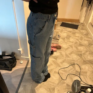 Blå jeans - Ett par snygga högmidjade blå jeans som tyvärr inte kommer till användning längre💕 Lite skrynkliga vid hälarna (bild 3) då de är lite för långa för mig men går säkert att fixa till med strykjärn💕