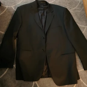 Svart Batistini kostym   - Nytt skick använd 2-3 gånger. Ny pris - 2000kr Köpt på Dressman. Priset kan sänkas vid snabbaffär säljer pga att den inte passar