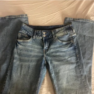Hm bootcut jeans - Slutsålda lågmidjade bootcut från Hm. Jag är 160 o de är lite långa. Skulle säga att de skulle passa bra på ngn som är ca 165cm 🤍 inte använda speciellt mkt då de är lite för långa.  ❤️