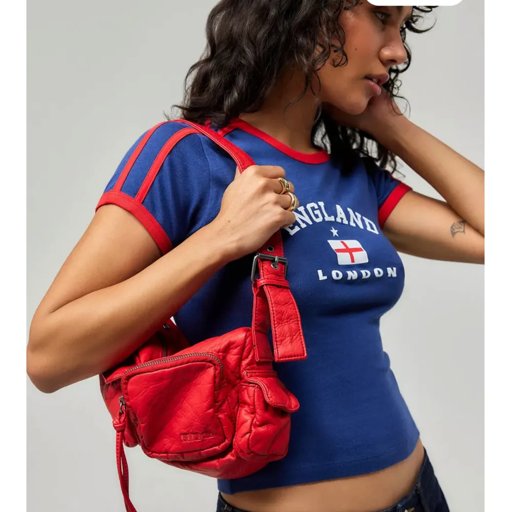 Jättefin röd väska från urban outfitters i faux skin. Har inte kommit till någon användning tyvärr. Bra väska för er tjejer som gillar att ha mycket saker i väskan då den lätt ”faller ihop” om det inte ligger något i den. :). Väskor.