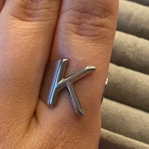 Silver ring  - Fint ring i rostfritt stål med ett K på. justerbar