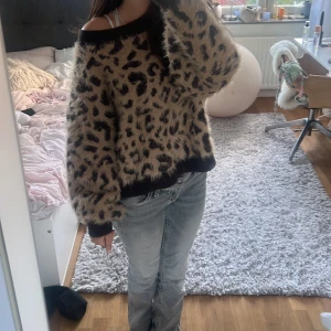 Kashmir tröja  - Fin leopard tröja i fint skick, knappt använd. Säljer den för att den va för stor för mig 💗🤩