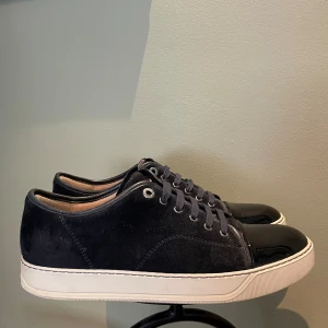 Lanvin skor  - Hej! Säljer nu dessa super populära lanvin skor. Skorna är i superfint skick 8,5/10. Med skorna medföljer box och dustbag