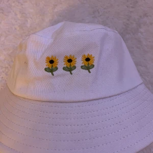 Blommig fiskehatt - Ur gullig fiskehatt som inte kommit till användning 