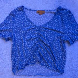 Blommig topp - Super gullig blommig topp som är som gott som ny, då den inte kommit till någon användning❣️