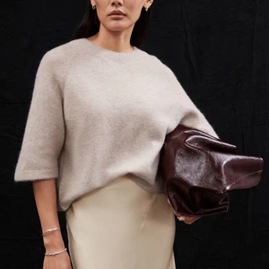 säljer min & other stories tröja - säljer min stickade tröja från & other stories i storlek xs💗 säljer pgr av att den inte kommer till användning längre💗 köpt för 690kr på deras hemsida men säljer för 400kr💗 priset går alltid att diskutera!