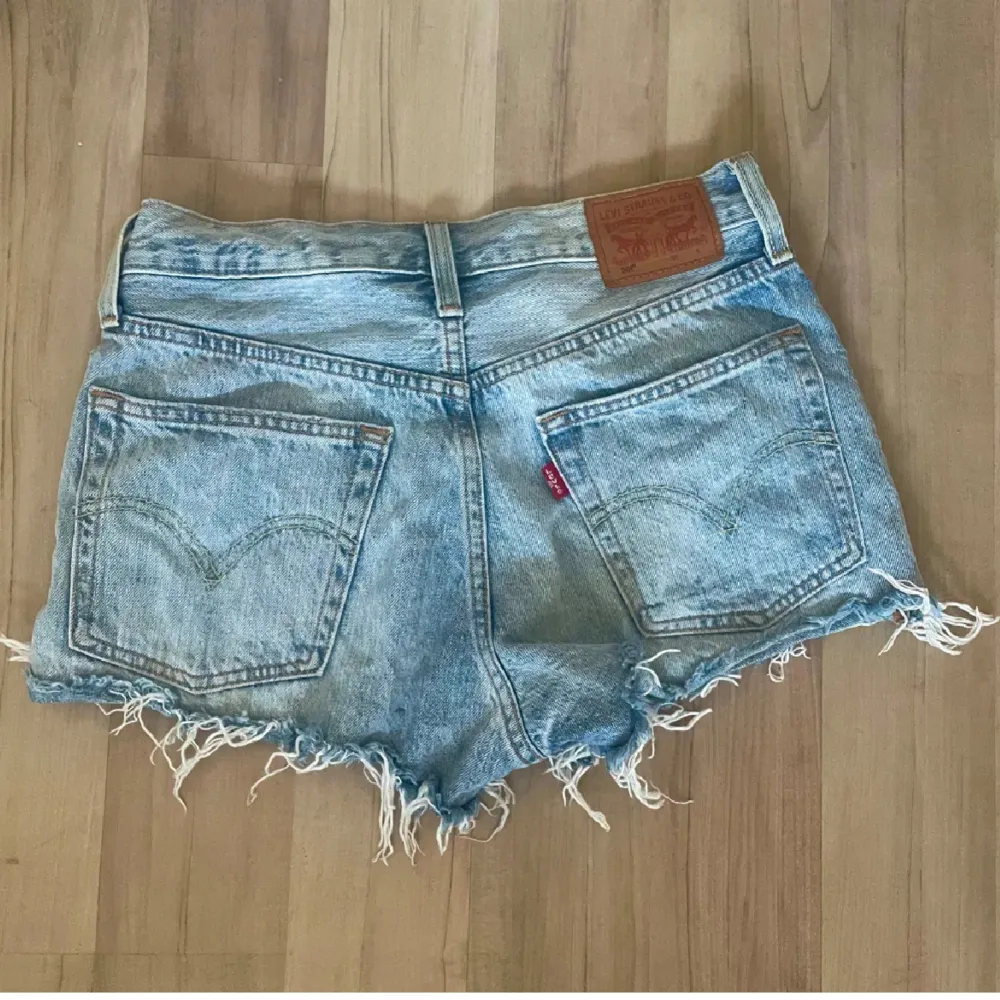 Säljer dessa superfina lågmidjade shortsen. Tyvärr för små för mig så har inga bilder på. Storlek W24 så passar xs. Midjemått: 35 tvärs över💞. Shorts.