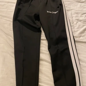 Palm angels byxor svarta  - Storlek M, byxorna är i bra skick har använt dom men dom har inte något hål eller någon skada. Kan mötas upp i T-centralen i Stockholm eller så fraktar jag samma dag ni beställer! 