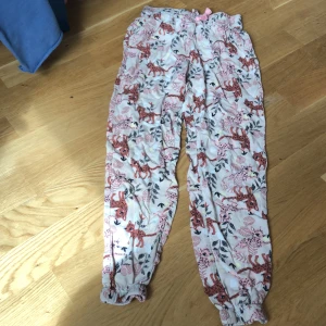 Linnebyxa  - Används några gånger. Men den är som ny. Den är lite skrynklig men man kan lätt fixa det❤️