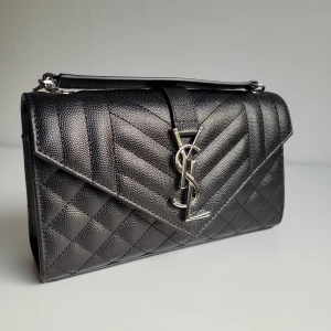 envelope small in qulted grain de poudre embossed leather - The bag is of excellent quality, bought in France a couple of months ago. ☆ The price is negotiable.☆  I am in Stockholm, so I can hold a live meeting.☆