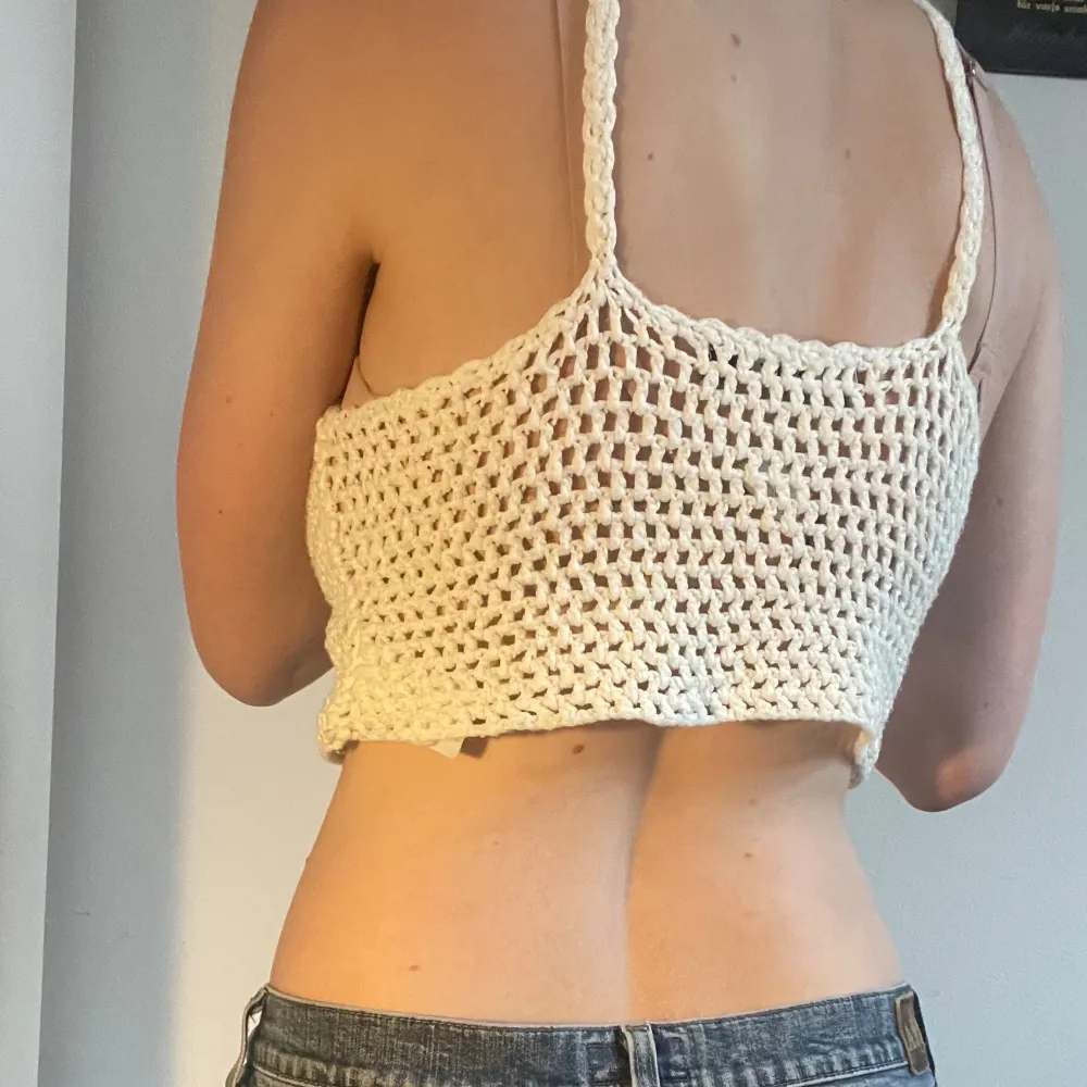 Vit virkad topp, står storlek s men sitter ganska löst. Använd men bra skick. Möts på söder eller frakta. Skriv innan ni trycker köp nu då jag är borta en del i sommar. . Yläosat.