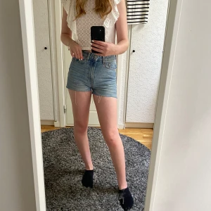 Jeansshorts  - Jeansshorts från Lager 157 modell Boulevard. Fint skick men tyvärr för små för mig. Hög midja och dragkedja samt knapp