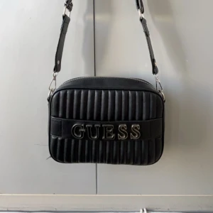 Guess väska  - Säljer denna väskan då den aldrig kommit t användning🤗