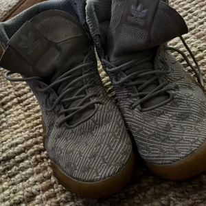 Adidas Tubular  - Storlek 43 Sparsamt använda.  Färg: Grå