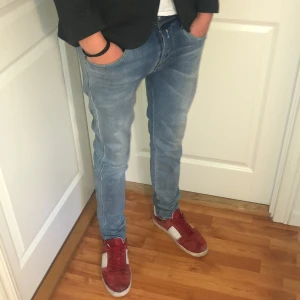Replay anbass hyperflex jeans  - Tja, säljer jätte snygga Replay anbass hyperflex jeans. Storlek 30/32. Nypris 2200kr, mitt pris 400kr. Jeansen har varit väl omhändertagna, inga defekter. Skriv om ni har några frågor eller vill köpa!