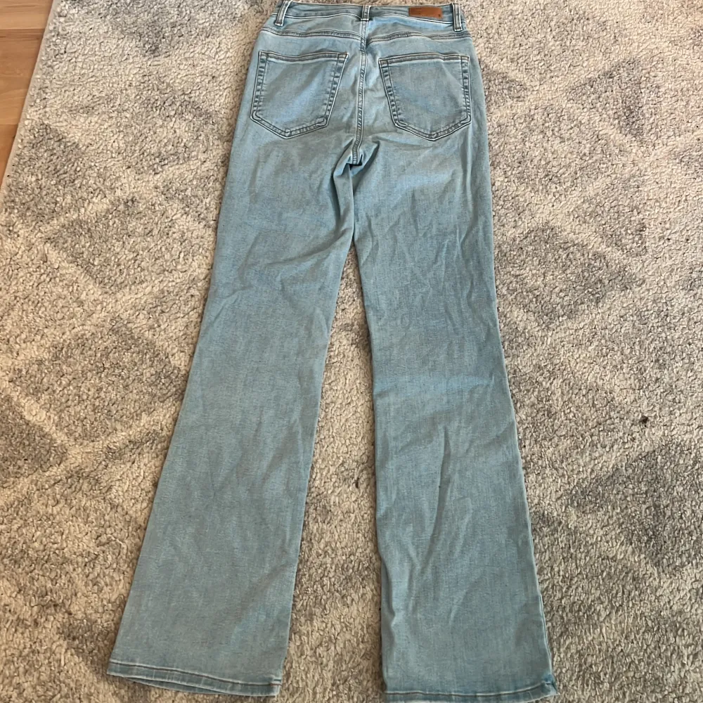 Säljer mina ljus blå högmidjade bootcut jeans från Cubus. De är i nyskick men pris går att diskutera. Jag är 175 och de passar perfekt.. Jeans & Byxor.