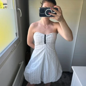 Bandeauklänning DAGMAR - Superfint skick. Snygg design! Passar en S/M. 