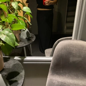 Kjol - Säljer denna super fina kjol från Gina Tricot i xs. En super fin och lång glitter kjol i ett mycket bra skick. Använd extremt få gånger då jag inte haft tillfället för de.  Jag är 170 oxj kjolen när marken när jag använder den😁. 200 kr + frakt 