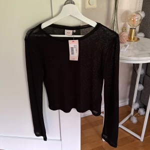 Topp från Nelly  - Säljer nu denna topp från Nelly som aldrig är använd med prislappen kvar. 