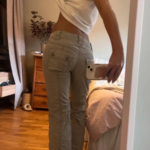 Lågmidjade bootcutbyxor esprit - Lågmidjade bootcutbyxor från esprit. Midjemått rakt över 40,5 och innerbenslängd 83. Har sprättat upp och sytt egen fåll i benslutet & en knapp har lossnat, skriv för bild eller frågor! Var mina favoriter men passar tyvärr inte som jag vill längre. 