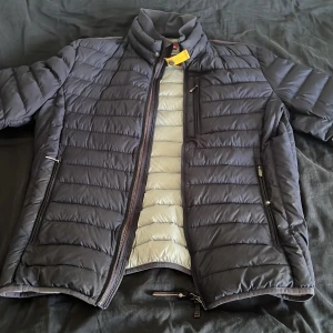 Parajumpers super lightweight - Mörkblå parajumpers jacka i storlek Xl( passar m/L ). Den är i fint skick bortsett från ett hål längst ned på ärmen. Priset är inte hugget i sten, har ni frågor är det bara att skriva.
